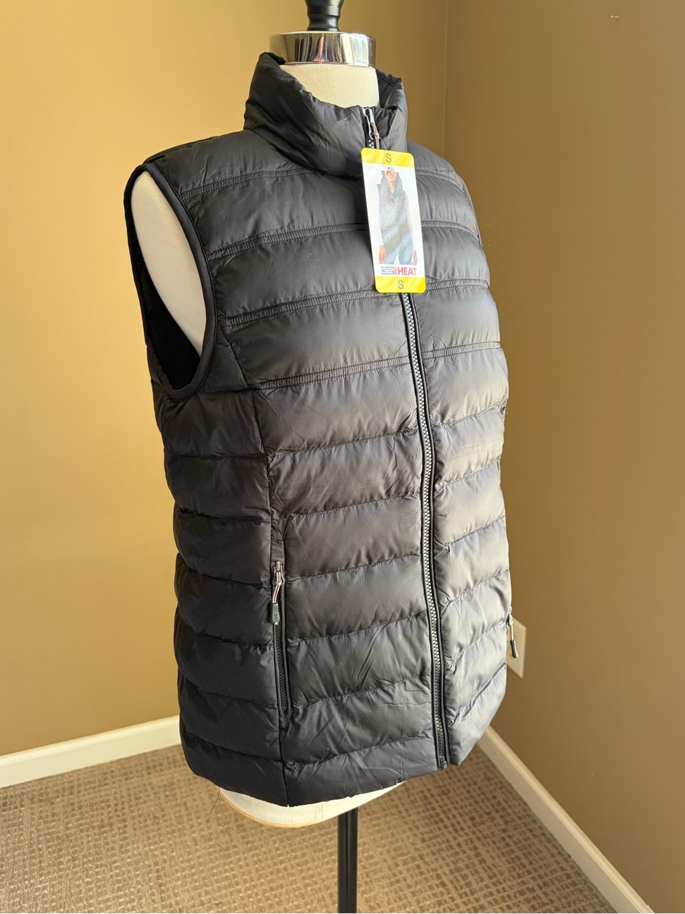 32 Degrees Women’s Cozy Black Puffer Vest Small Gorpcore Ski Minimalist Granola